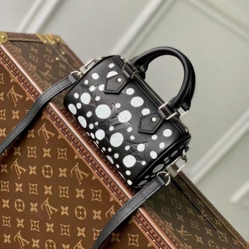 Fashionable leather bag for women