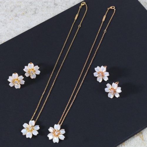Van necklace