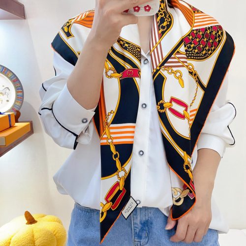 GG scarf