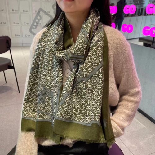HH scarf
