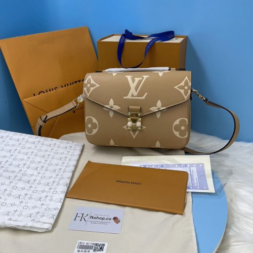 the Pochette Metis handbag
