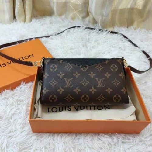 Fashionable leather bag for women