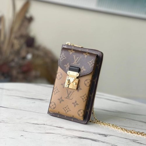 Chain phone case